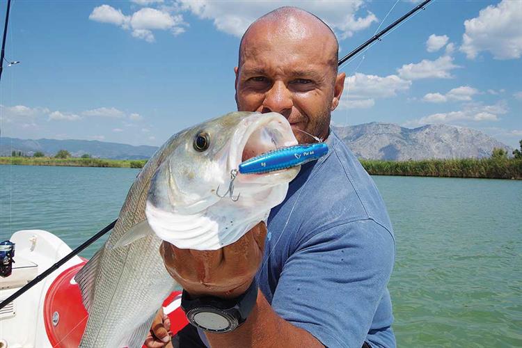 BOAT SPINNING - Εναλλάσσοντας κίνηση στα τεχνητά αφρού για Λαβράκια.